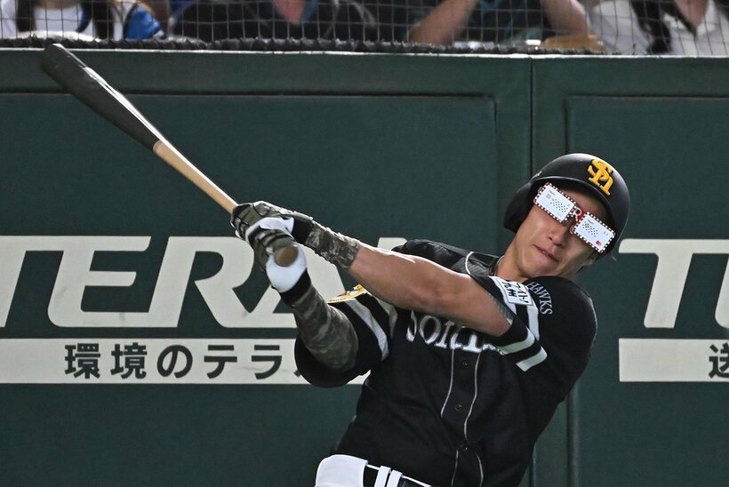 辰己涼介から受け取った楽天カードマンのサングラスを着用する柳田悠岐