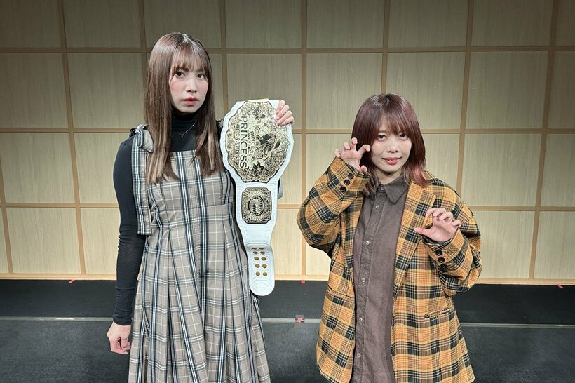調印式に出席した荒井優希（左）と中島翔子