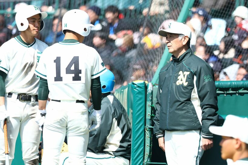 ナインに指示を出す二松学舎大付・市原監督(右)