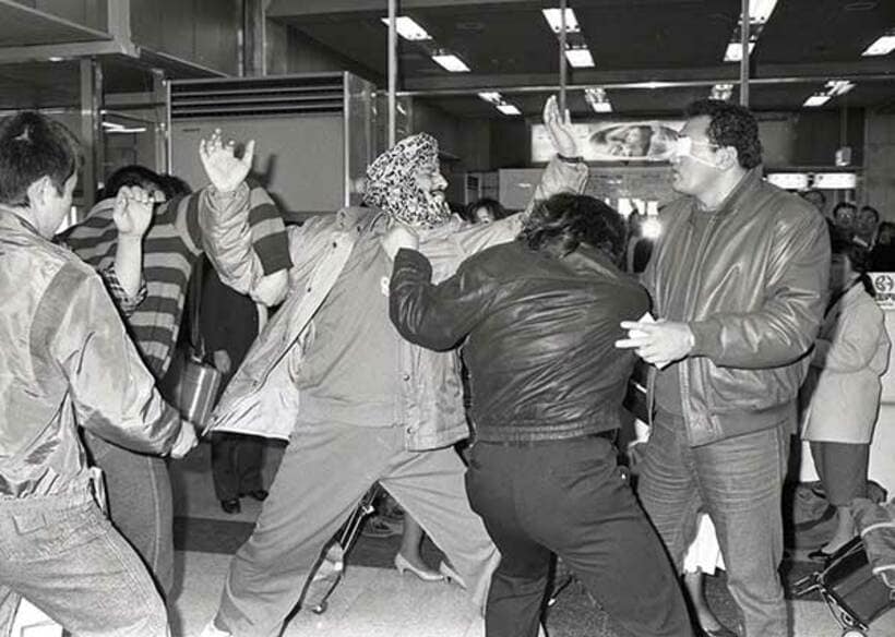  羽田空港の到着ロビーで輪島さん（右）に襲いかかるシン（中央）