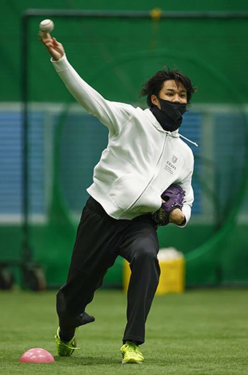  自主トレでキャッチボールを行う阪神・藤浪(代表撮影）