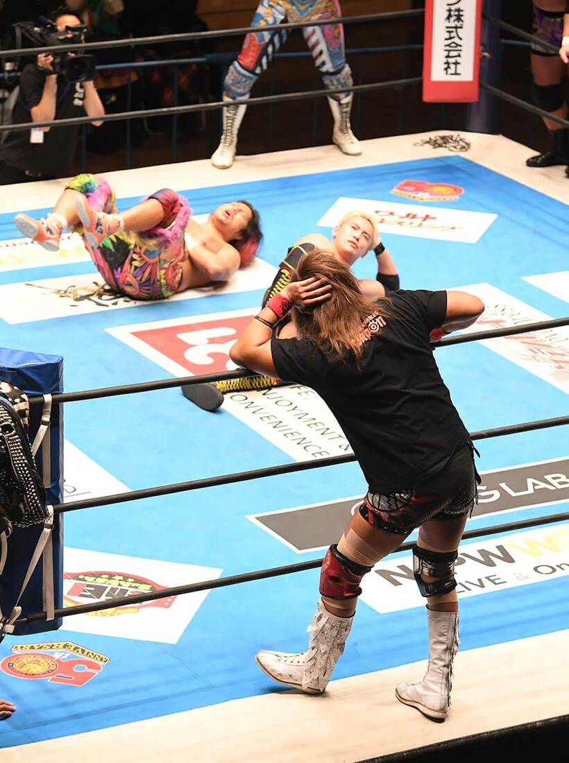  オカダのポーズをまねる内藤（東スポWeb）