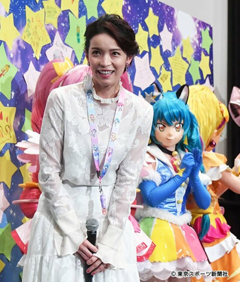  初日舞台あいさつを行った知念里奈