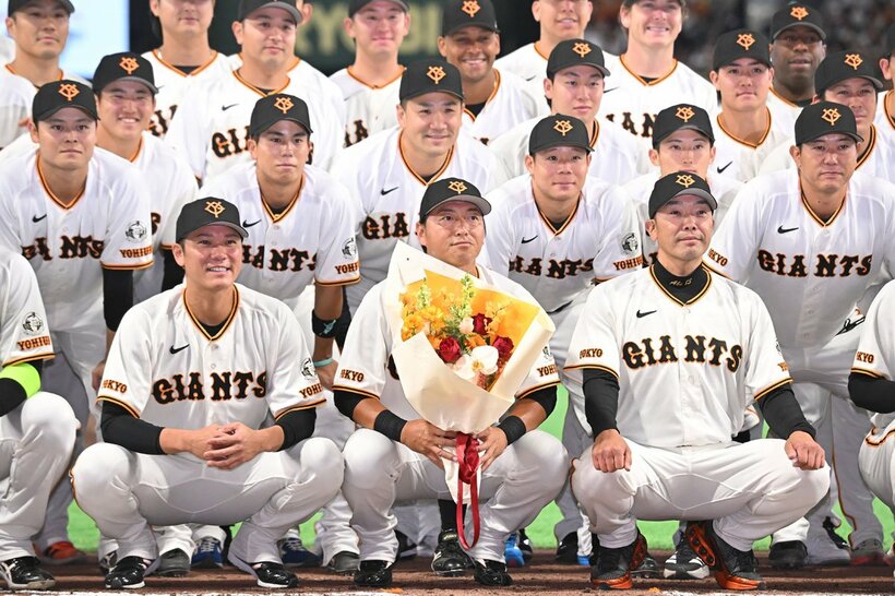 長野久義氏(前列中央)と記念撮影を行った巨人ナインと阿部監督(同右)