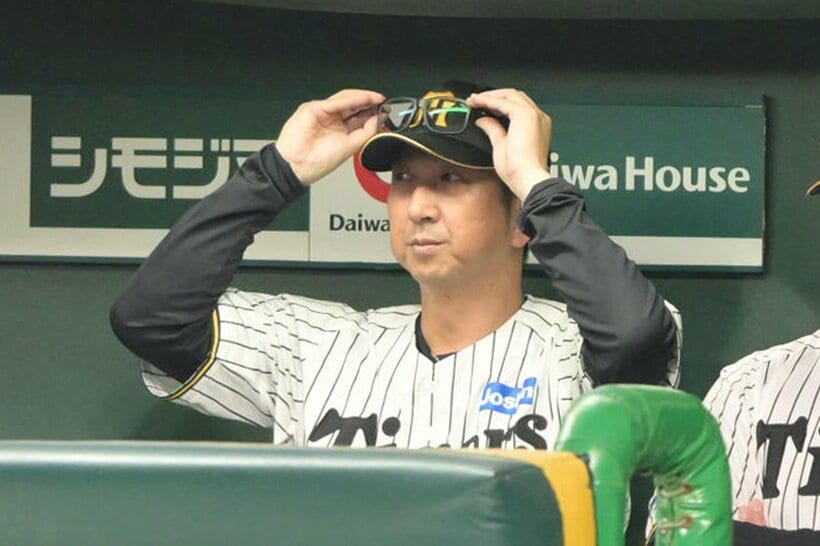 劣勢に虚ろな表情の阪神・藤川監督