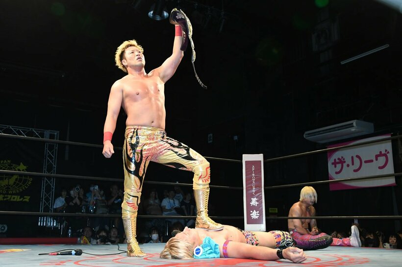 綾部蓮（下）から直接勝利し勝ち誇った宮原健斗　