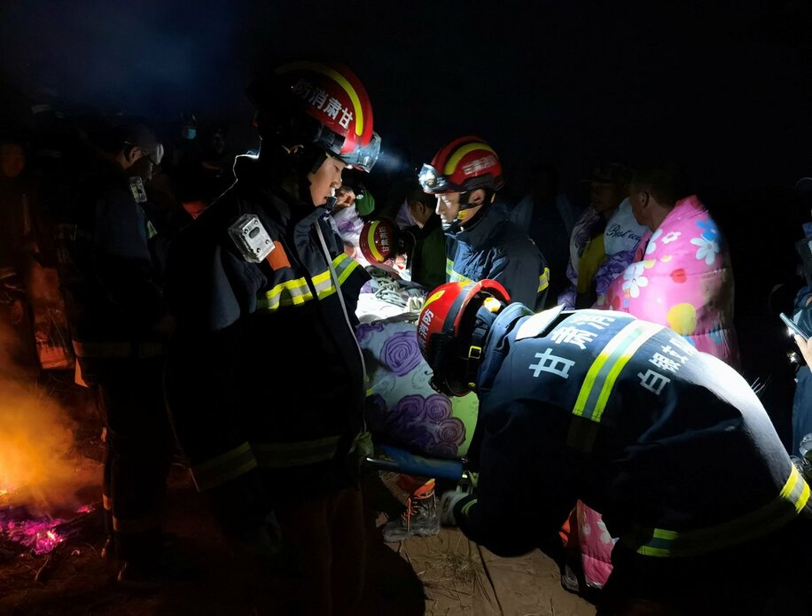  １００キロクロスカントリーの参加者が極寒で死亡した現場で働く救助隊員（ロイター）