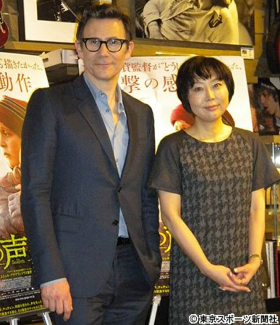 映画の公開記念トークショーに登場した室井佑月（右）とミシェル・アザナヴィシウス監督