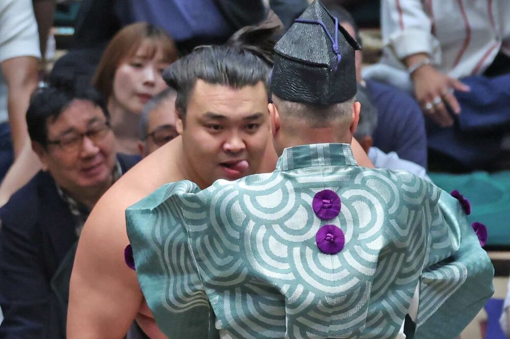 舌を出して懸賞金を受け取る霧島