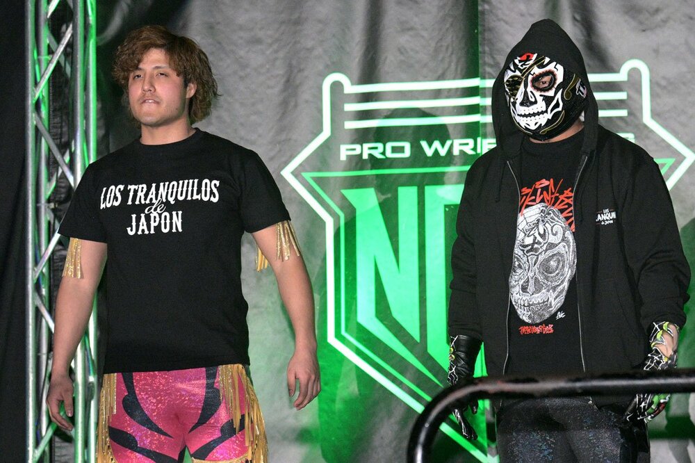 入場するRYUSEI（左）とBUSHI
