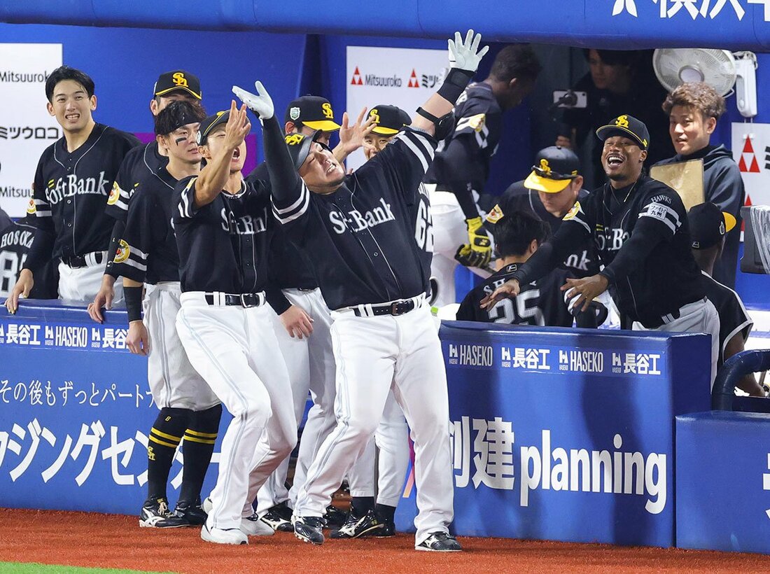 ベンチに戻り、久々に「どすこい」を披露したソフトバンク・山川穂高