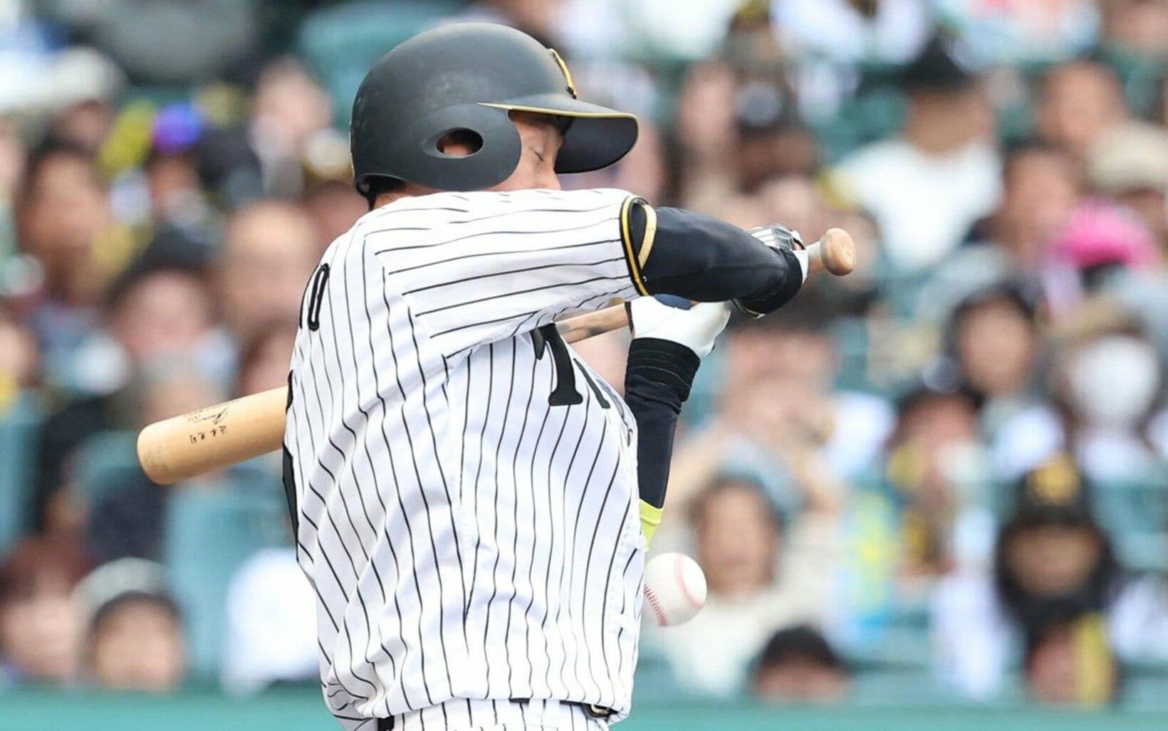 ８回に死球を受け、左手首を骨折した阪神・近本光司