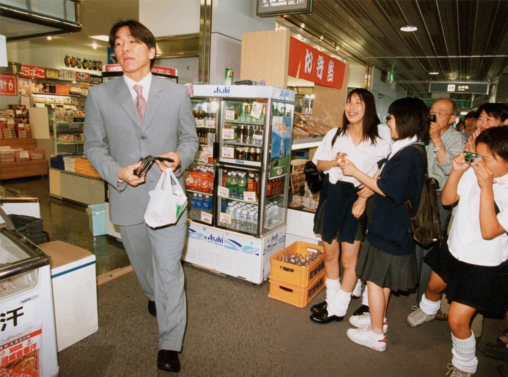 注目を浴びる松井、※写真と本文は直接関係はありません（２００１年）