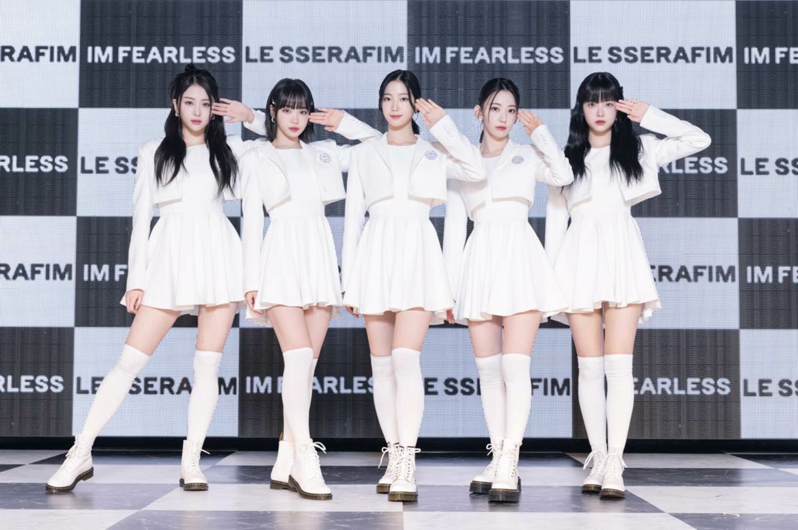 左からHUH YUNJIN､KIM CHAEWON､KAZUHA､SAKURA､HONG EUNCHAE（ⒸSOURCE MUSIC）