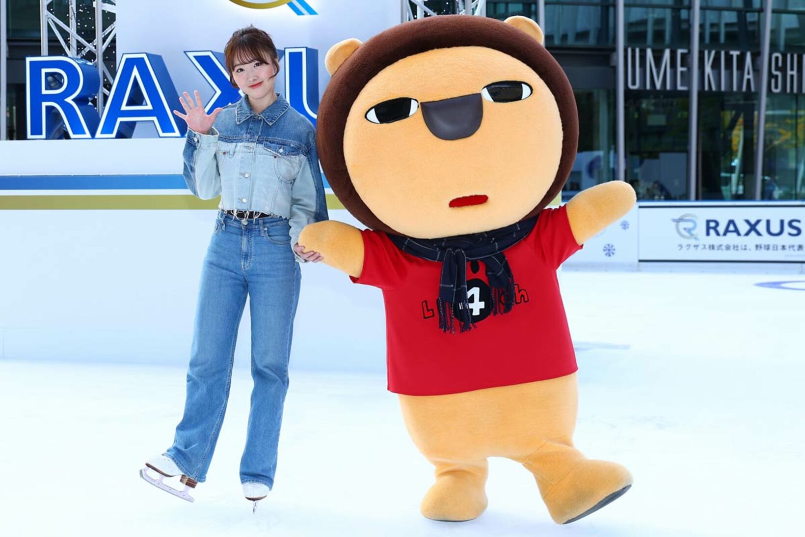 らいよんチャンとポーズを決める本田望結