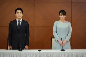  眞子さん(右)と小室圭さん(ロイター)