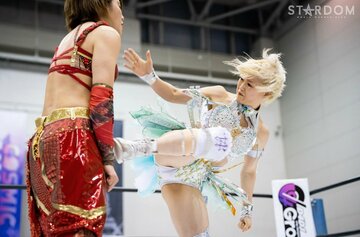 朱里(左)にソバットを入れるなつぽい