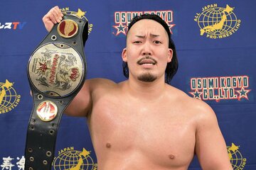 ベルトを掲げる立花誠吾