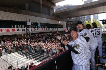 大観衆に感無量の梅野隆太郎（左）と佐藤輝明