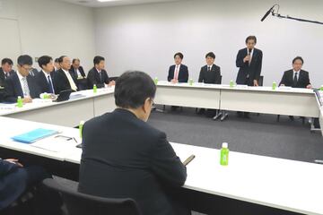 与野党の協議会であいさつした自民党・逢沢一郎座長（右から２人目）