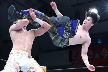 ニック・ウェイン（左）にキックをぶち込むマスター・ワト