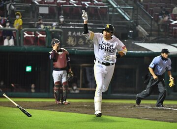  打った瞬間〝確信〟の特大１２号を放ったソフトバンク・柳田