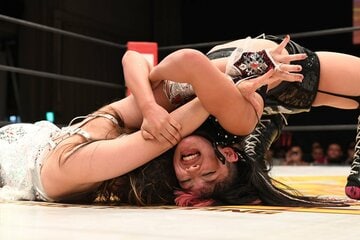 逆羽折固めでギブアップを奪った瀬戸レア（右）