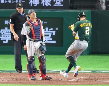 ６回、自身の悪送球で失点し悔しがる若月健矢