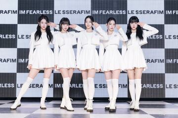 左からHUH YUNJIN､KIM CHAEWON､KAZUHA､SAKURA､HONG EUNCHAE（ⒸSOURCE MUSIC）
