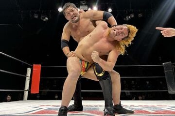 小河豹をコブラツイストで攻める石川修司