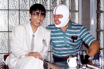 デストロイヤー(右)と偶然再会し、笑顔の和田アキ子（1985年）