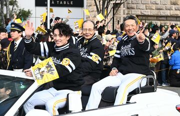 左から周東佑京選手会長、王貞治球団会長、小久保裕紀監督