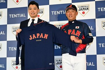 TENTIALのウェアをもつ井端監督と中西裕太郎代表取締役CEO