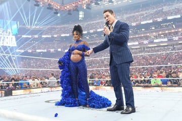 妊娠を発表したビアンカ・ベレア（左）はジョン・シナから祝福された©WWE