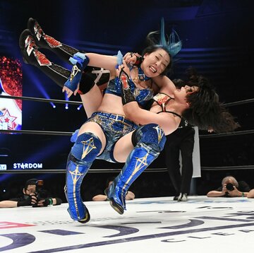  舞華(右)との意地の張り合いを制した世羅りさ（東スポWeb）