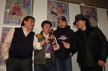  亡くなったマモル・マヌーさん（左から３人目）。左はゴールデン・カップスのエディ藩、左から２人目はデイヴ平尾、右はミッキー吉野