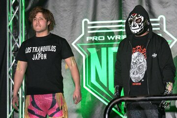 入場するRYUSEI（左）とBUSHI