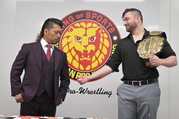 鷹木信悟（左）に腕に入った王冠マークを見せるカラム・ニューマン