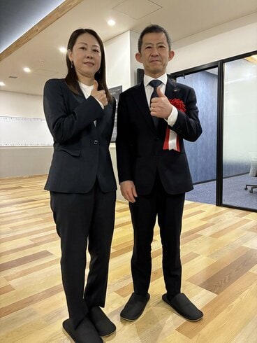 式典に出席した瓜生正義(左)と寺田千恵