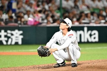 4回に楽天・マッカスカーにこの日2発目となる勝ち越し弾を許し、しゃがみ込むソフトバンク・大津亮介