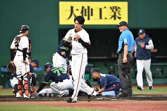 2回、危険球退場となった巨人・西舘勇陽(中)