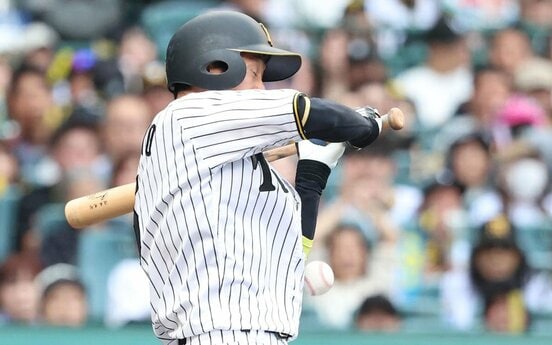 ８回、死球を受けた近本光司