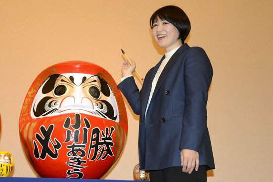 出直しとなる前橋市長選挙で再戦を果たし、だるまに目を入れる小川晶氏