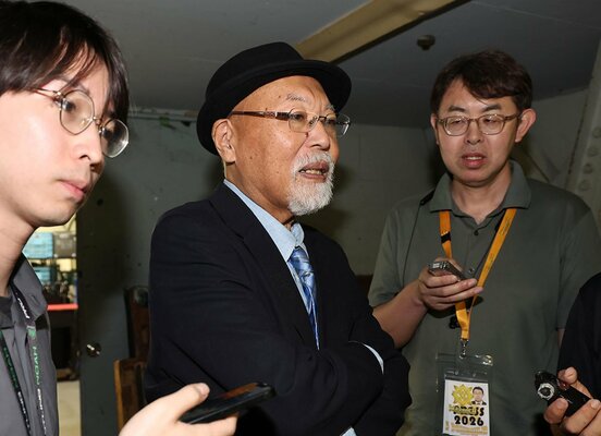 記者に囲まれるロッシー小川氏