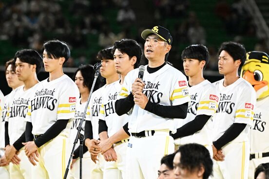 「鷹奉祭」の最後にあいさつしたソフトバンク・小久保監督(中)