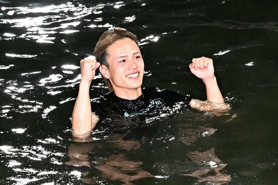 水神祭で水面に落とされガッツポーズの安河内鈴之介