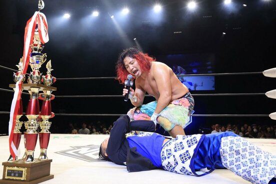 呼び出したAMAKUSA(下)をヒロムちゃんボンバーでダウンさせた高橋ヒロム（©NOAH）