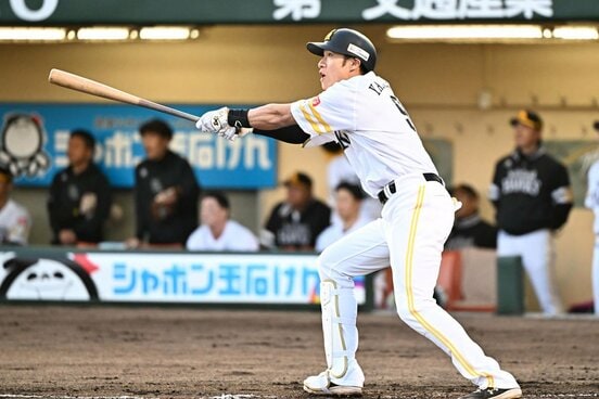 初回、３ランを放つソフトバンク・柳田