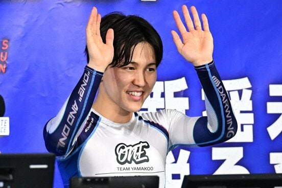 公開勝利者インタビューでファンの声援に応える常住蓮