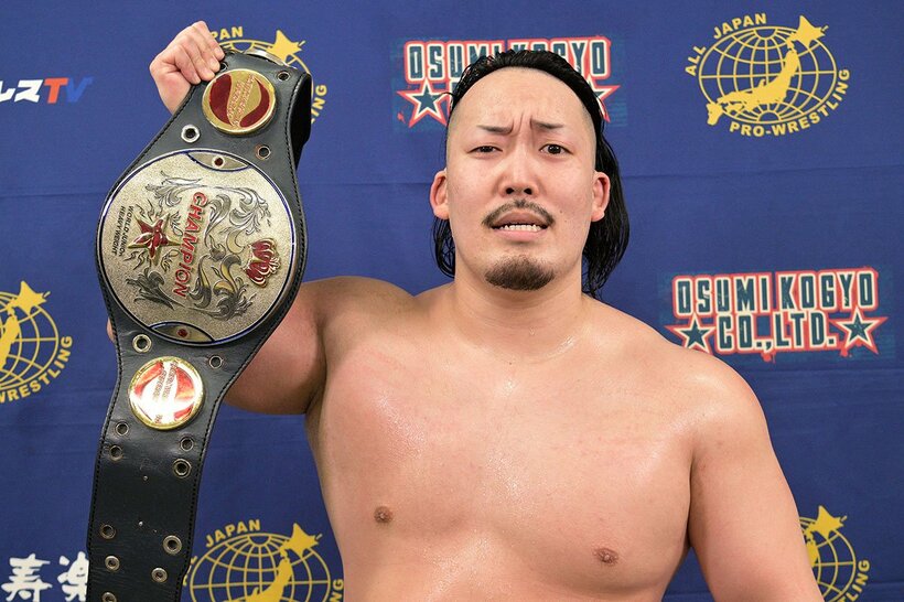 ベルトを掲げる立花誠吾